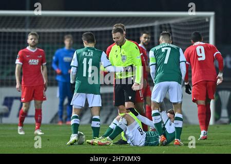 JABLONEC NAD NISOU, RÉPUBLIQUE TCHÈQUE - NOVEMBRE 25 :Vaclav Pilar de FK Jablonec, Referee Manuel Schuettengruber, Jakub Povazanec de FK Jablonec lors du match de la Ligue de la Conférence Europa de l'UEFA entre FK Jablonec et AZ Alkmaar à Stadion Střelnice le 25 novembre 2021 à Jablonec nad Nisou, République Tchèque (photo de Patrick Goosen/Orange Pictures BV/Orange) Banque D'Images