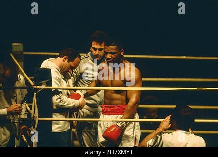 Mike Tyson c. Steve Zski lutte avec l'entraîneur Kevin Rooney au Nassau Coliseum, Uniondale, New York, le 10,1986 mars Banque D'Images