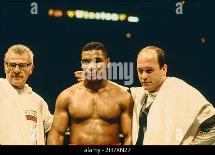 Mike Tyson c. Steve Zski lutte avec l'entraîneur Kevin Rooney au Nassau Coliseum, Uniondale, New York, le 10,1986 mars Banque D'Images