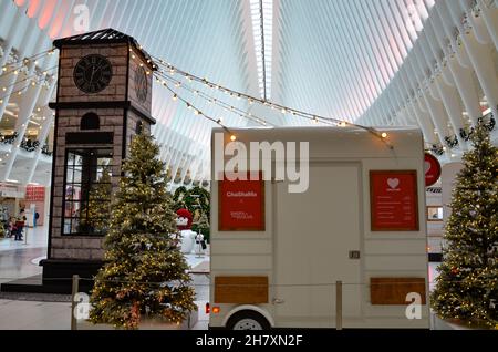 L’Oculus de New York est vu décoré pendant la période des fêtes le 25 novembre 2021. Banque D'Images