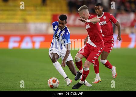 Monaco, le 25 novembre 2021.Alexander Isak de Real Sociedad prend Caio Henrique d'AS Monaco lors du match de l'UEFA Europa League au Stade Louis II, Monaco.Crédit photo à lire: Jonathan Moscrop / Sportimage crédit: Sportimage / Alay Live News Banque D'Images