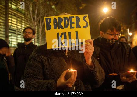 LONDRES, ROYAUME-UNI 25 NOVEMBRE 2021.Plus de morts de canal vigile à l'extérieur du Home Office à Londres, après la mort d'au moins 27 migrants qui sont morts en essayant de traverser la chaîne après leur bateau coulé crédit: Lucy North/Alay Live News Banque D'Images