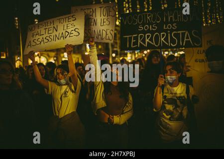 Barcelone, Espagne.25 novembre 2021.Les manifestants féministes qui tiennent des pancartes défilent à travers Barcelone à l'occasion de la Journée internationale pour l'élimination de la violence contre les femmes crédit: Matthias Oesterle/Alay Live News Banque D'Images