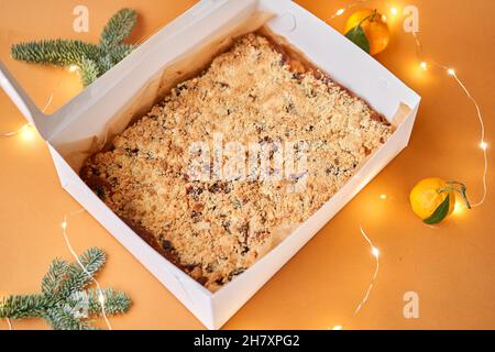 Barres de tarte aux pommes avec confiture de baies rouges, épices et crumble.Crumble Banque D'Images