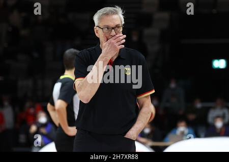 Nuremberg, Allemagne.25 novembre 2021.Basket-ball : qualification à la coupe du monde, Allemagne - Estonie, Europe, 1er tour, Groupe D,Premier jour du match au stade KIA Metropol.L'entraîneur Gordie Herbert d'Allemagne se tient sur le terrain après le coup de sifflet final.Credit: Daniel Karmann/dpa/Alay Live News Banque D'Images