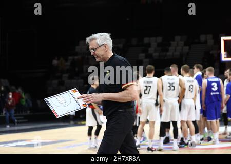 Nuremberg, Allemagne.25 novembre 2021.Basket-ball : qualification à la coupe du monde, Allemagne - Estonie, Europe, 1er tour, Groupe D,Premier jour du match au stade KIA Metropol.L'entraîneur Gordie Herbert d'Allemagne quitte le tribunal après le coup de sifflet final.Credit: Daniel Karmann/dpa/Alay Live News Banque D'Images