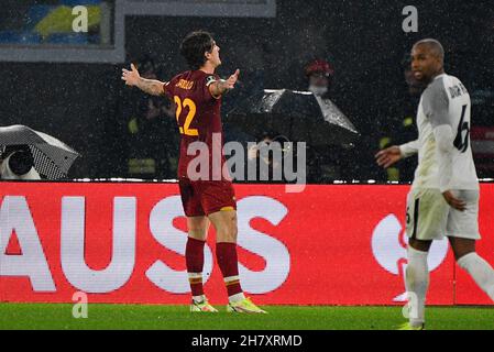 Rome, Italie.25 novembre 2021.Nicolo' Zaniolo (AS Roma) célèbre après avoir atteint le but 2-0 lors du match de football de l'UEFA Europa Conference League entre AS Roma et Zorya Luhansk au stade olympique de Rome, le 25 novembre 2021.Crédit : Agence photo indépendante/Alamy Live News Banque D'Images