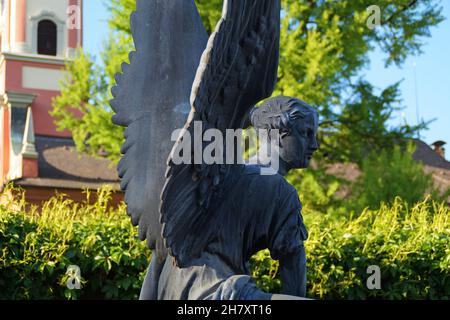 Statue d'un ange en pierre sur l'île de Mainau en Allemagne par un jour ensoleillé de printemps Banque D'Images