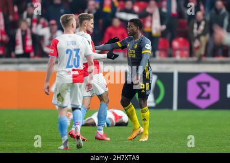 Prague, République tchèque.25 novembre 2021.PRAGUE, TCHÉQUIE - NOVEMBRE 25: Lutte entre Jan Kuchta de SK Slavia Prague et Tirell Malacia de Feyenoord Rotterdam lors du match de scène du Groupe de la Ligue des conférences de l'UEFA entre SK Slavia Praha et Feyenoord au Stade Sinobo le 25 novembre 2021 à Prague, Czechia (photo de Yannick Verhoeven/Orange Pictures) Credit:Orange pics BV/Alay Live News Banque D'Images