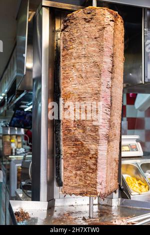 Viande de Kebab sur le gril rotatif - kiosque à viande de bœuf de doner turc à Istanbul, Turquie Banque D'Images