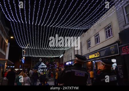 Teesside, Royaume-Uni.25 novembre 2021.Stockton Sparkles 2021, Stockton-on-Tees, Teesside, Royaume-Uni.Image montrant quelques-unes des 2021 installations d'éclairage de Noël comme des milliers de personnes, jeunes et vieux, s'est avéré pour voir les lumières de Noël annuelles s'allumer à Stockton-on-Tees.Cela s'est produit après l'annulation de l'événement de l'année dernière en raison de la pandémie de Covid19.Les familles ont été disjouées par des groupes de chant et de musique de la communauté locale.Crédit : Teesside Snapper/Alamy Live News.Crédit : James Hind/Alay Live News Banque D'Images