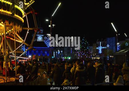 Teesside, Royaume-Uni.25 novembre 2021.Stockton Sparkles 2021, Stockton-on-Tees, Teesside, Royaume-Uni.Des milliers de personnes, jeunes et vieux, ont vu les lumières de Noël s'allumer chaque année à Stockton-on-Tees.Cela s'est produit après l'annulation de l'événement de l'année dernière en raison de la pandémie de Covid19.Une fois les lumières allumées par le maire de la ville, les familles ont été diverties par des groupes de chant et de musique locaux.Crédit : Teesside Snapper/Alamy Live News.Crédit : James Hind/Alay Live News Banque D'Images