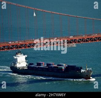 Cargo sous le Golden Gate Bridge Banque D'Images