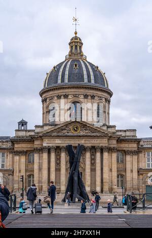 Paris, France - 11 13 2021 : vue de l'Institut de France du Pont des Arts avec une sculpture de Georg Baselitz Banque D'Images