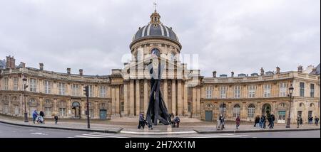 Paris, France - 11 13 2021 : vue de l'Institut de France du Pont des Arts avec une sculpture de Georg Baselitz Banque D'Images