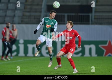 JABLONEC NAD NISOU, RÉPUBLIQUE TCHÈQUE - NOVEMBRE 25 : Vaclav Pilar de FK Jablonec, Aslak Witry d'AZ lors du match de la Ligue de la Conférence Europa de l'UEFA entre FK Jablonec et AZ Alkmaar à Stadion Střelnice le 25 novembre 2021 à Jablonec nad Nisou, République tchèque (photo de Patrick Goosen/Orange Pictures) crédit :Orange pics BV/Alay Live News Banque D'Images