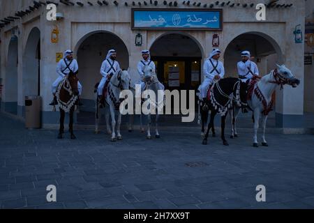 Souq Waqif Doha, Qatar vue de jour montrant le poste de police avec des gardes traditionnels à cheval Banque D'Images