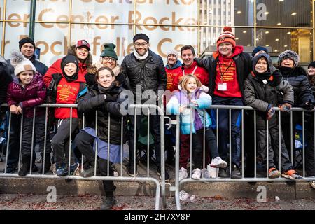 New York, États-Unis.25 novembre 2021.Les spectateurs défilent sur la 6e Avenue pour la 95e édition du défilé annuel de Thanksgiving de Macy à New York, New York, le 25 novembre 2021.(photo de Gabriele Holtermann/Sipa USA) crédit: SIPA USA/Alay Live News Banque D'Images