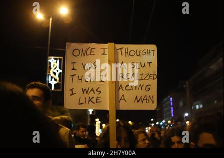 Athènes, Grèce.25 novembre 2021.Des militants protestent à Athènes dans le cadre de la Journée internationale pour l'élimination de la violence à l'égard des femmes.(Photo de George Panagakis/Pacific Press) crédit: Pacific Press Media production Corp./Alay Live News Banque D'Images