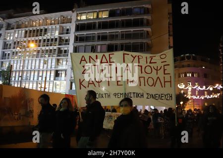 Athènes, Grèce.25 novembre 2021.Des militants protestent à Athènes dans le cadre de la Journée internationale pour l'élimination de la violence à l'égard des femmes.(Photo de George Panagakis/Pacific Press) crédit: Pacific Press Media production Corp./Alay Live News Banque D'Images