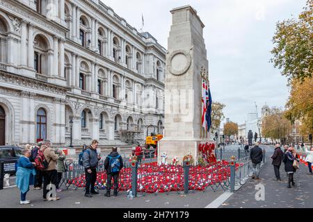 Les gens qui regardent des couronnes et des coquelicots ont posé au monument Cenotaph peu après le dimanche du souvenir, Whitehall, Londres, Royaume-Uni Banque D'Images