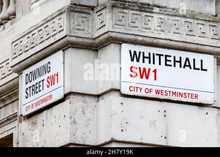 Panneaux de rue à l'angle de Downing Street et Whitehall, Londres, Royaume-Uni Banque D'Images