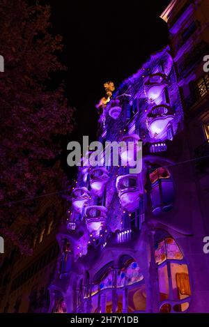 Espagne.25 novembre 2021.Le monument historique de la Casa Batllò est illuminé de lumière pourpre à l'occasion de la Journée internationale pour l'élimination de la violence à l'égard des femmes dans la rue Passeig de Gracia à Barcelone, Espagne, le 25 novembre 2021.La prémisse de l'époque, connue en Espagne sous le nom de 25N, est de sensibiliser à la violence et à la discrimination dont souffrent les femmes dans le monde entier.?(Photo par Davide Bonaldo/Sipa USA) crédit: SIPA USA/Alay Live News Banque D'Images