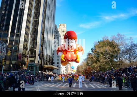 New York, États-Unis.25 novembre 2021.Les personnages de Ronald McDonald défilent au-dessus de Sixth Avenue lors de la 95e édition annuelle de la parade de Thanksgiving de Macy à New York le 25 novembre 2021.(Credit image: © Ryan Rahman/Pacific Press via ZUMA Press Wire) Banque D'Images