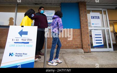 Toronto, Canada.25 novembre 2021.Les enfants arrivent à une clinique de vaccination avec un parent à Toronto, au Canada, le 25 novembre 2021.La ville de Toronto a commencé jeudi la vaccination COVID-19 pour les enfants âgés de 5 à 11 ans qui ont confirmé leur rendez-vous.Credit: Zou Zheng/Xinhua/Alamy Live News Banque D'Images