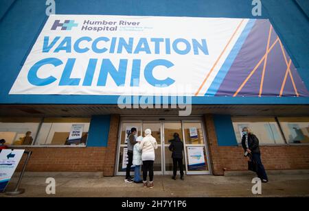 Toronto, Canada.25 novembre 2021.Un enfant arrive à une clinique de vaccination avec ses parents à Toronto, au Canada, le 25 novembre 2021.La ville de Toronto a commencé jeudi la vaccination COVID-19 pour les enfants âgés de 5 à 11 ans qui ont confirmé leur rendez-vous.Credit: Zou Zheng/Xinhua/Alamy Live News Banque D'Images