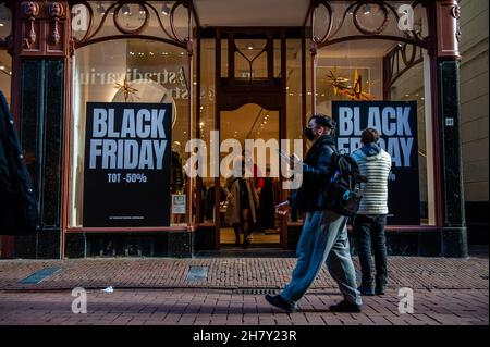 Amsterdam, pays-Bas.25 novembre 2021.Un magasin MANGO est vu décoré avec de grandes affiches offrant des réductions à Kavelstraat avant le Black Friday avec le centre commercial semble vide par rapport aux autres années.(Photo par Ana Fernandez/SOPA Images/Sipa USA) Credit: SIPA USA/Alay Live News Banque D'Images