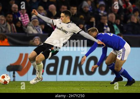 Leicester, Royaume-Uni.25 novembre 2021.Kiernan Dewsbury-Hall, milieu de terrain de Leicester City (22), tente de s'attaquer à Legia Warsaw en avant Tomáš Pekhart (9) lors du match de groupe de l'UEFA Europa League entre Leicester City et Legia Warsaw au King Power Stadium de Leicester, en Angleterre, le 25 novembre 2021.Photo de Jurek Biegus.Utilisation éditoriale uniquement, licence requise pour une utilisation commerciale.Aucune utilisation dans les Paris, les jeux ou les publications d'un seul club/ligue/joueur.Crédit : UK Sports pics Ltd/Alay Live News Banque D'Images