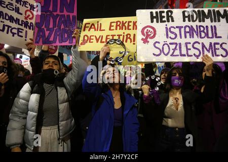 Istanbul, Turquie.25 novembre 2021.Les manifestants tiennent des écriteaux pendant la manifestation.Des milliers de femmes se sont rassemblées dans la rue Istiklal à Istanbul pour la Journée internationale pour l'élimination de la violence à l'égard des femmes.La police a utilisé des gaz lacrymogènes pour disperser les manifestants.Crédit : SOPA Images Limited/Alamy Live News Banque D'Images