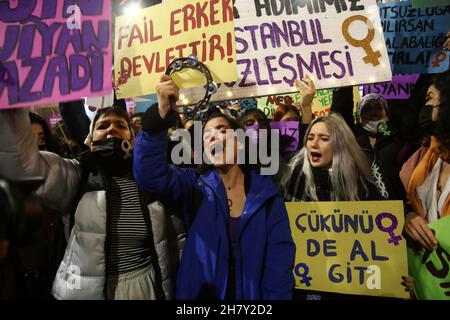 Istanbul, Turquie.25 novembre 2021.Les manifestants tiennent des écriteaux pendant la manifestation.Des milliers de femmes se sont rassemblées dans la rue Istiklal à Istanbul pour la Journée internationale pour l'élimination de la violence à l'égard des femmes.La police a utilisé des gaz lacrymogènes pour disperser les manifestants.Crédit : SOPA Images Limited/Alamy Live News Banque D'Images