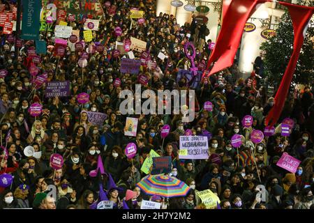 Istanbul, Turquie.25 novembre 2021.Les manifestants tiennent des écriteaux pendant la manifestation.Des milliers de femmes se sont rassemblées dans la rue Istiklal à Istanbul pour la Journée internationale pour l'élimination de la violence à l'égard des femmes.La police a utilisé des gaz lacrymogènes pour disperser les manifestants.(Photo de Hakan Akgun/SOPA Images/Sipa USA) crédit: SIPA USA/Alay Live News Banque D'Images