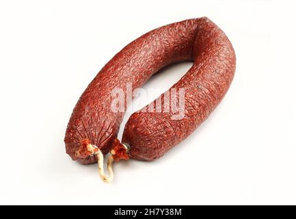 Saucisse de bœuf fumé isolée sur fond blanc.Délicieuse viande traditionnelle Banque D'Images