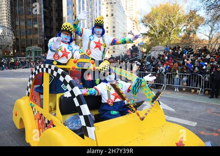 New York, N.Y/USA – 25 novembre 2021 : des artistes des villes touristiques animent la foule lors de la 95e parade de Thanksgiving de Macy à New Yor Banque D'Images