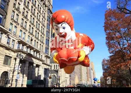 Le ballon Ronald McDonald partage un cœur pour la 95e parade de Thanksgiving de Macy à New York.(Photo : Gordon Donovan) Banque D'Images