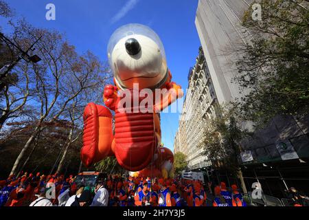 Sorti en équipement d'astronaute, Snoopy de la série Peanuts dans la 95e parade de Thanksgiving de Macy à New York.(Photo : Gordon Donovan) Banque D'Images