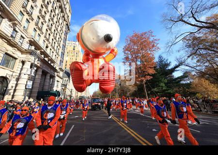 Sorti en équipement d'astronaute, Snoopy de la série Peanuts dans la 95e parade de Thanksgiving de Macy à New York.(Photo : Gordon Donovan) Banque D'Images