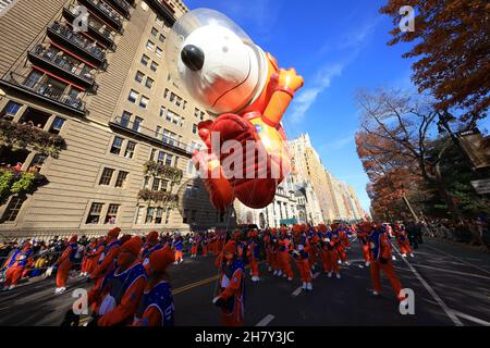 Sorti en équipement d'astronaute, Snoopy de la série Peanuts dans la 95e parade de Thanksgiving de Macy à New York.(Photo : Gordon Donovan) Banque D'Images