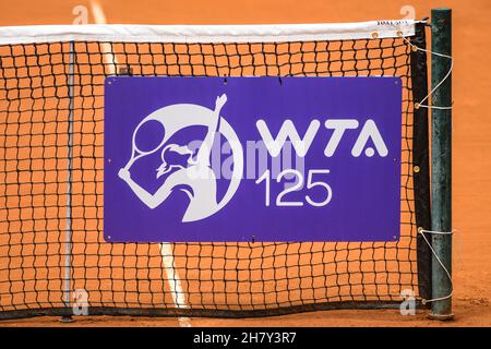 Logo WTA sur un filet de tennis.Argentine ouvert 2021 Banque D'Images