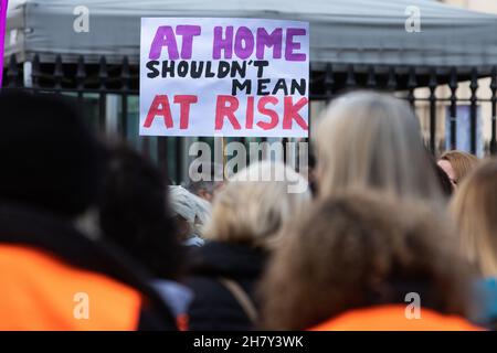 Londres, Royaume-Uni.25 novembre 2021.Des dizaines de partisans de millions de femmes montent assistent à une vigile à l'extérieur de New Scotland Yard pour rappeler les victimes de la violence masculine contre les femmes lors de la Journée internationale pour l'élimination de la violence contre les femmes.Les militants ont parlé de Sarah Everard, Nicole Smallman et Bibaa Henry, dont les images ont été placées avec celles d'autres femmes autour du quartier général de la police métropolitaine, et ont souligné les échecs désastreux des policiers à protéger les femmes et les filles de la violence ainsi que les attitudes racistes parmi les policiers.Crédit : Mark Kerrison/Alamy Live News Banque D'Images
