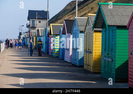 Huttes de plage colorées sur la promenade du front de mer à Sheringham sur la côte nord de Norfolk, East Anglia, Angleterre Banque D'Images