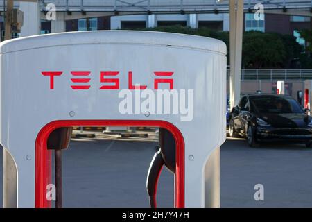 Las Vegas, NV / USA - 11 janvier 2020 : un chargeur de voiture Tesla est montré à une station de charge pendant la journée.Pour usage éditorial uniquement. Banque D'Images