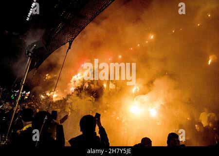 Broendby, Danemark.25 novembre 2021.Les fans de football de Broendby SONT VENUS sur les tribunes lors du match de l'UEFA Europa League entre Broendby IF et Lyon à Broendby Stadion à Broendby.(Crédit photo : Gonzales photo/Alamy Live News Banque D'Images