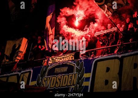 Broendby, Danemark.25 novembre 2021.Les fans de football de Broendby SONT VENUS sur les tribunes lors du match de l'UEFA Europa League entre Broendby IF et Lyon à Broendby Stadion à Broendby.(Crédit photo : Gonzales photo/Alamy Live News Banque D'Images