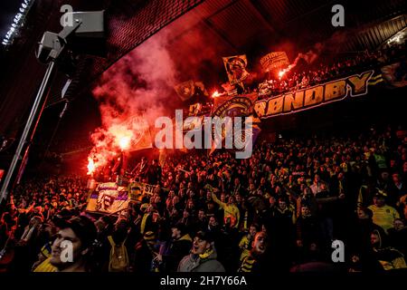 Broendby, Danemark.25 novembre 2021.Les fans de football de Broendby SONT VENUS sur les tribunes lors du match de l'UEFA Europa League entre Broendby IF et Lyon à Broendby Stadion à Broendby.(Crédit photo : Gonzales photo/Alamy Live News Banque D'Images