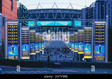 Les lumières d'hiver annuelles sont de retour à Wembley avec le plus grand arbre de Noël LED (25 m) au Royaume-Uni et de nombreuses installations lumineuses.Les lumières ont été allumées par la superstar de Strictly Come Dancing Neil Jones le 25 novembre, diverses représentations ont eu lieu sur la scène et dans d'autres zones autour de la voie olympique.Se déroule du jeudi 25 novembre 2021 au mardi 4 janvier 2022.Wembley Park est le nouveau quartier le plus excitant de Londres.Le parc Wembley, qui abrite déjà le stade SSE Arena, le théâtre Troubadour Wembley Park et le stade Wembley, s'est bâti sur sa réputation internationale. Banque D'Images