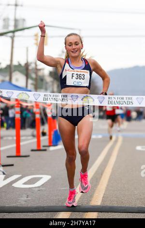 Berwick, États-Unis.25 novembre 2021.Paige Stoner de Charlottesville, en Virginie, franchit la ligne d'arrivée pour remporter la 112e course annuelle des diamants à Berwick, en Pennsylvanie, le 25 novembre 2021.Les sept meilleurs hommes et femmes de la course Nine Mile gagnent des diamants.(Photo de Paul Weaver/Sipa USA) crédit: SIPA USA/Alay Live News Banque D'Images